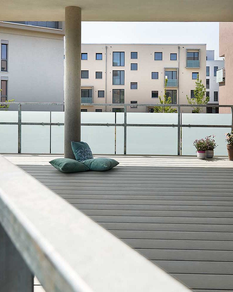 NaturinForm WPC decking boards – the smart choice in gray, laid out on a balcony
