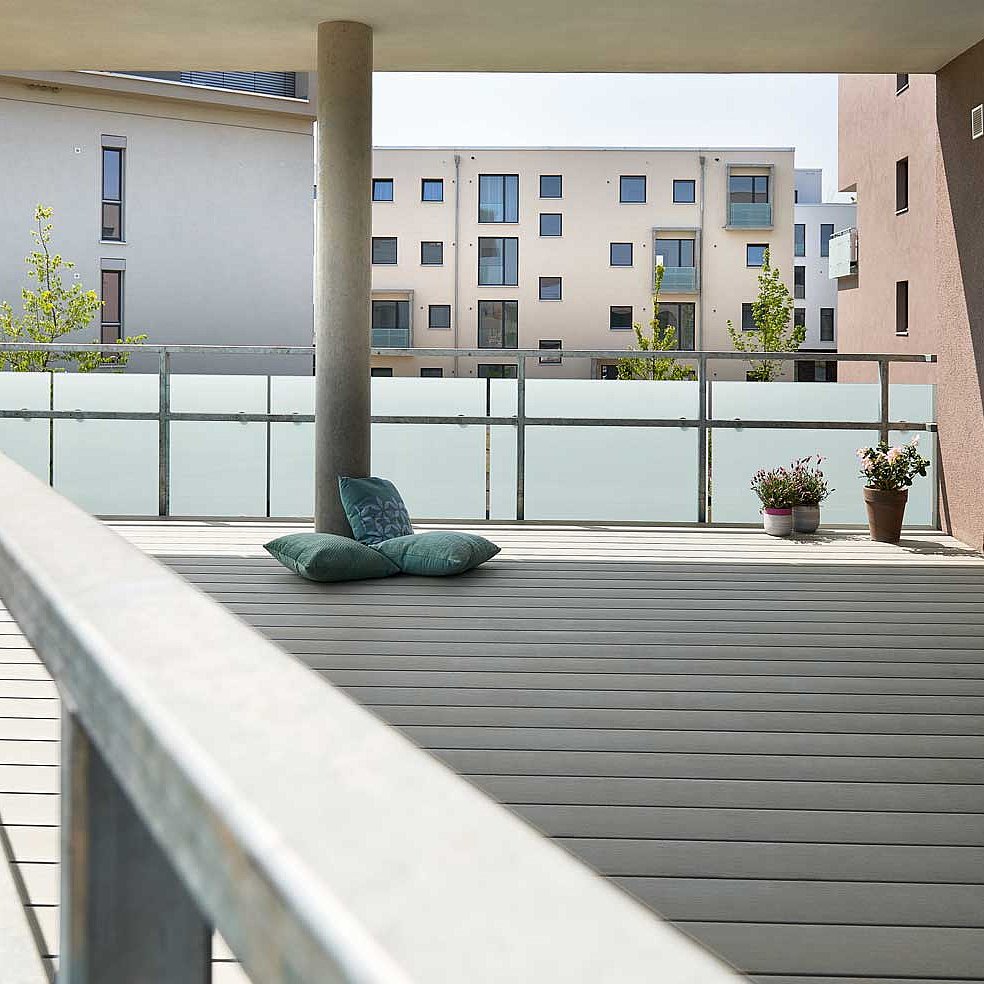 NaturinForm WPC decking boards – the smart choice in gray, laid out on a balcony