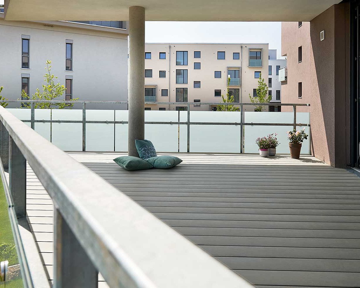 NaturinForm WPC decking boards – the smart choice in gray, laid out on a balcony