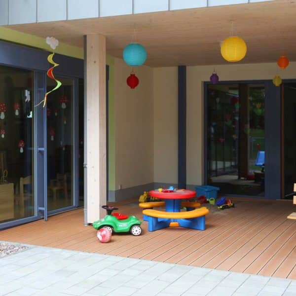 Objektreferenz Kindergarten Windheim 03 der WPC Terrassendiele "Die Beliebte massiv" in Braun