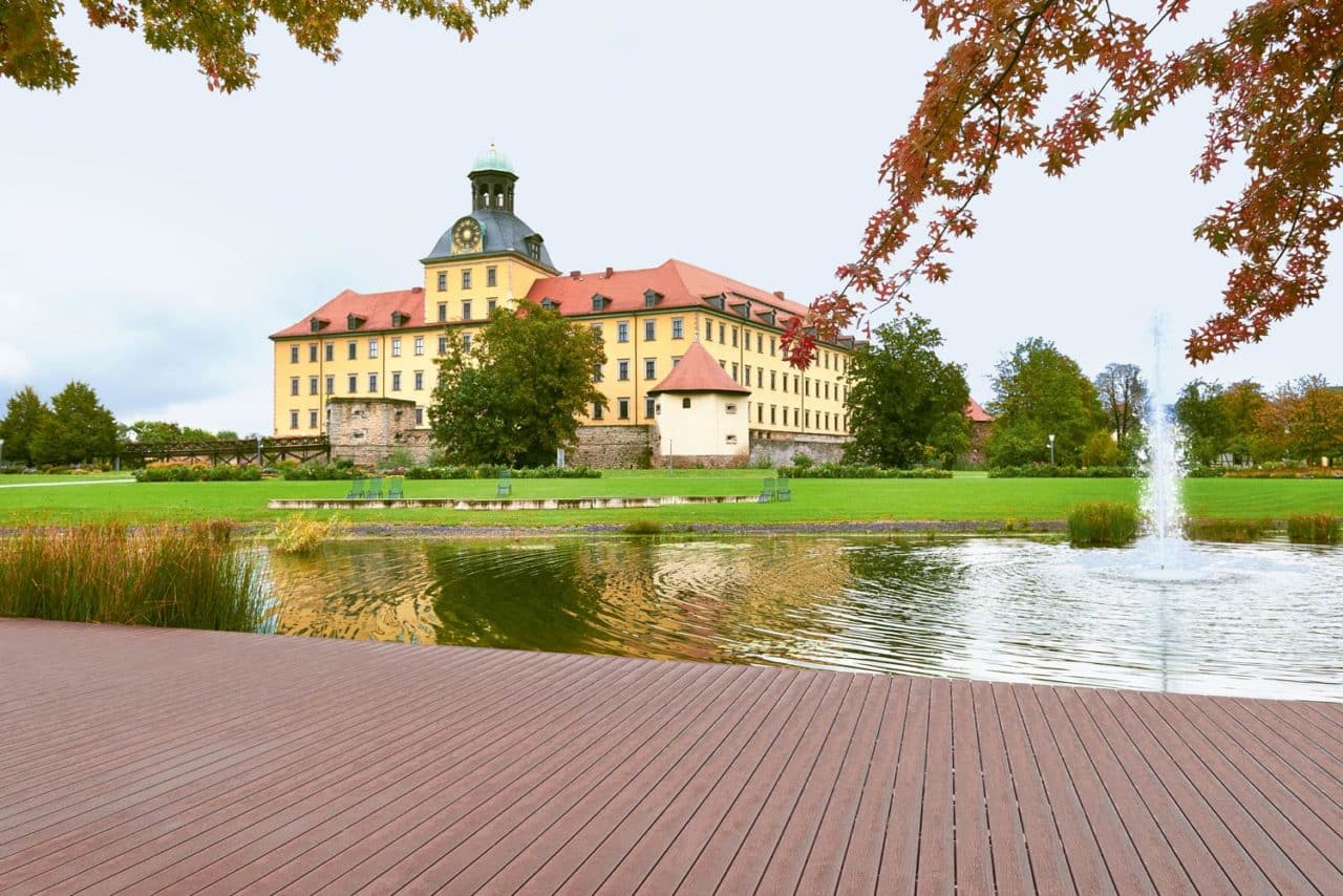 Objektreferenz Schlosspark Moritzburg 02 der WPC Terrassendiele "Die Kernige" in Braun